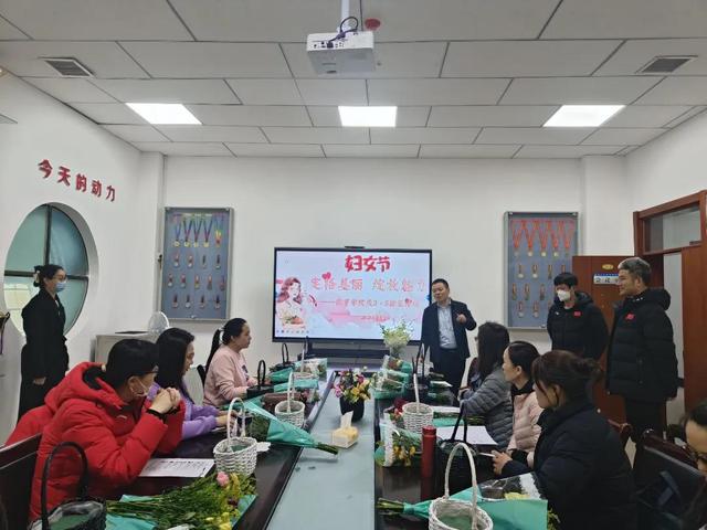 绽放魅力”插花活动在游泳馆三楼会议室